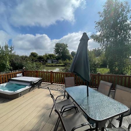 Luxury Lakeside Lodge L1 With Hot Tub Situated At Tattershall Lakes Country Park エクステリア 写真
