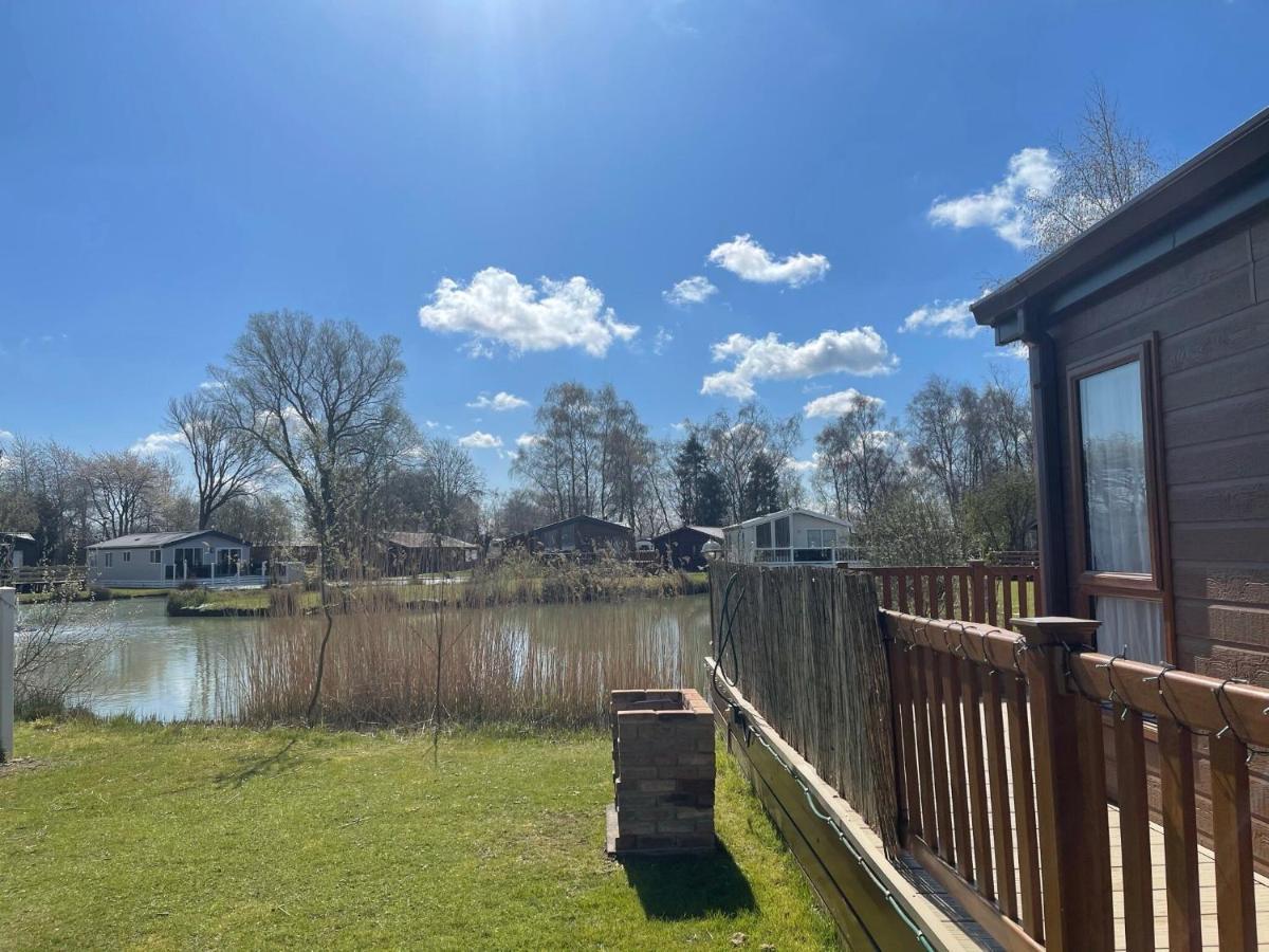 Luxury Lakeside Lodge L1 With Hot Tub Situated At Tattershall Lakes Country Park エクステリア 写真
