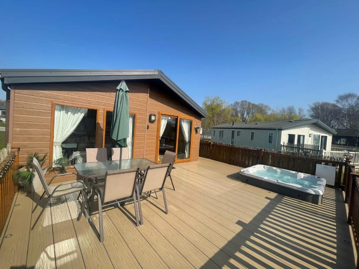 Luxury Lakeside Lodge L1 With Hot Tub Situated At Tattershall Lakes Country Park エクステリア 写真