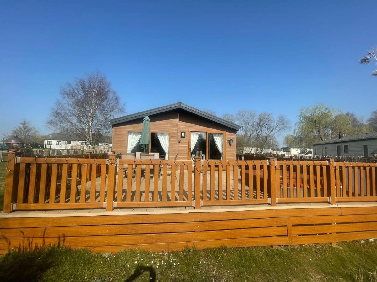 Luxury Lakeside Lodge L1 With Hot Tub Situated At Tattershall Lakes Country Park エクステリア 写真