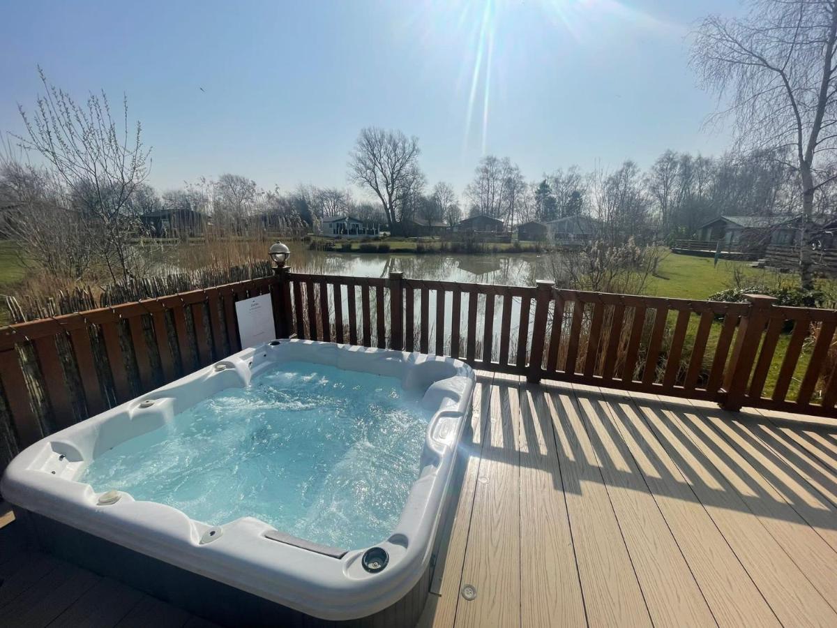 Luxury Lakeside Lodge L1 With Hot Tub Situated At Tattershall Lakes Country Park エクステリア 写真