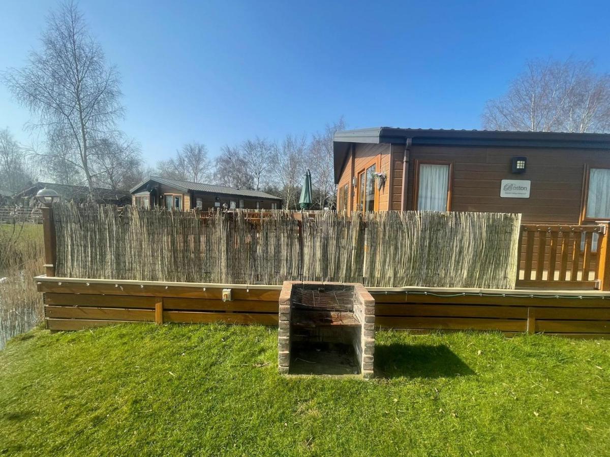 Luxury Lakeside Lodge L1 With Hot Tub Situated At Tattershall Lakes Country Park エクステリア 写真