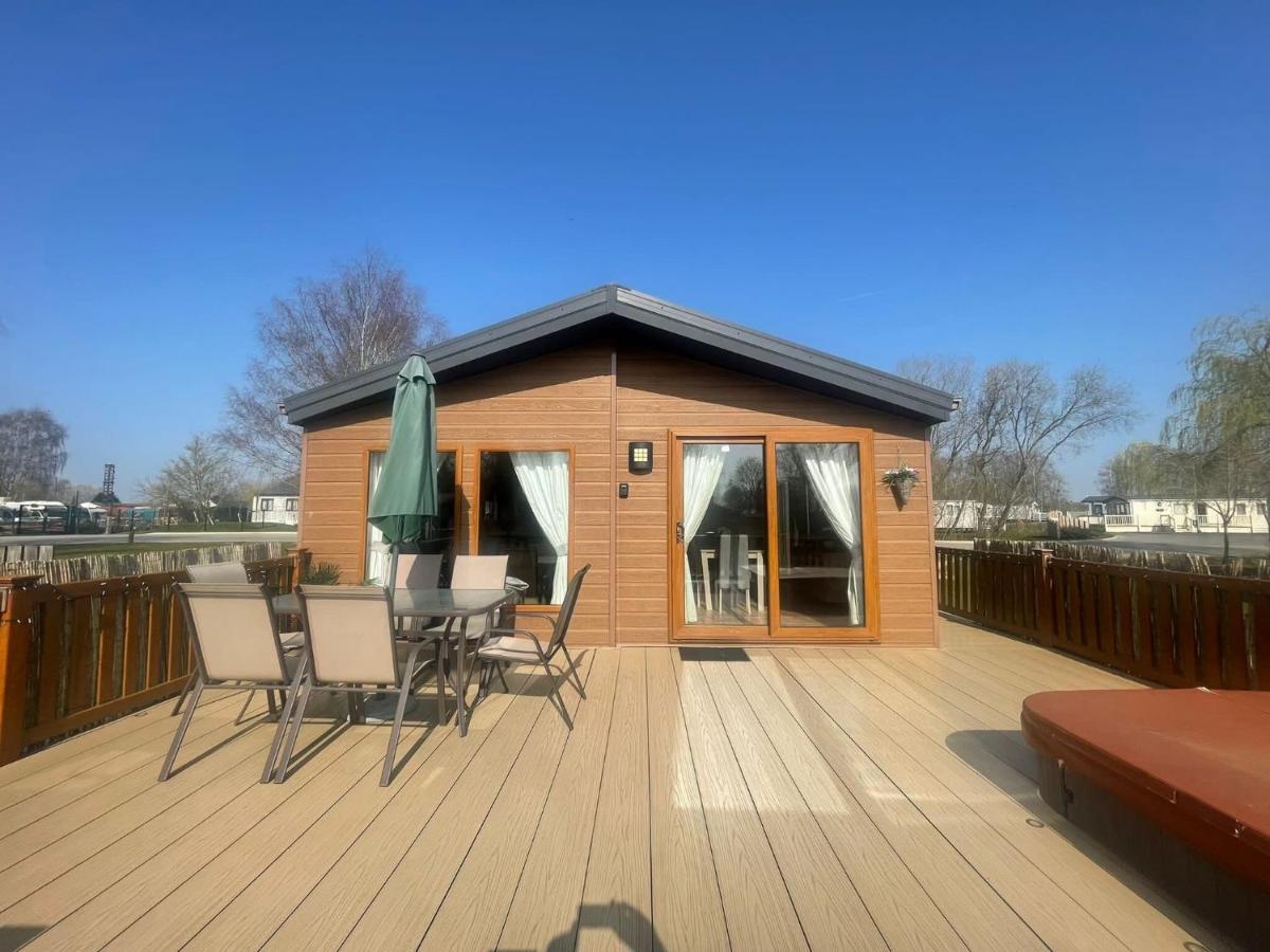 Luxury Lakeside Lodge L1 With Hot Tub Situated At Tattershall Lakes Country Park エクステリア 写真