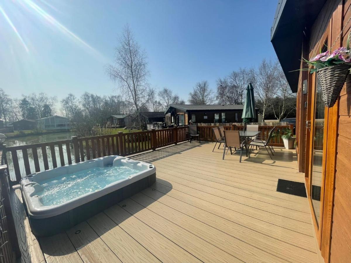 Luxury Lakeside Lodge L1 With Hot Tub Situated At Tattershall Lakes Country Park エクステリア 写真