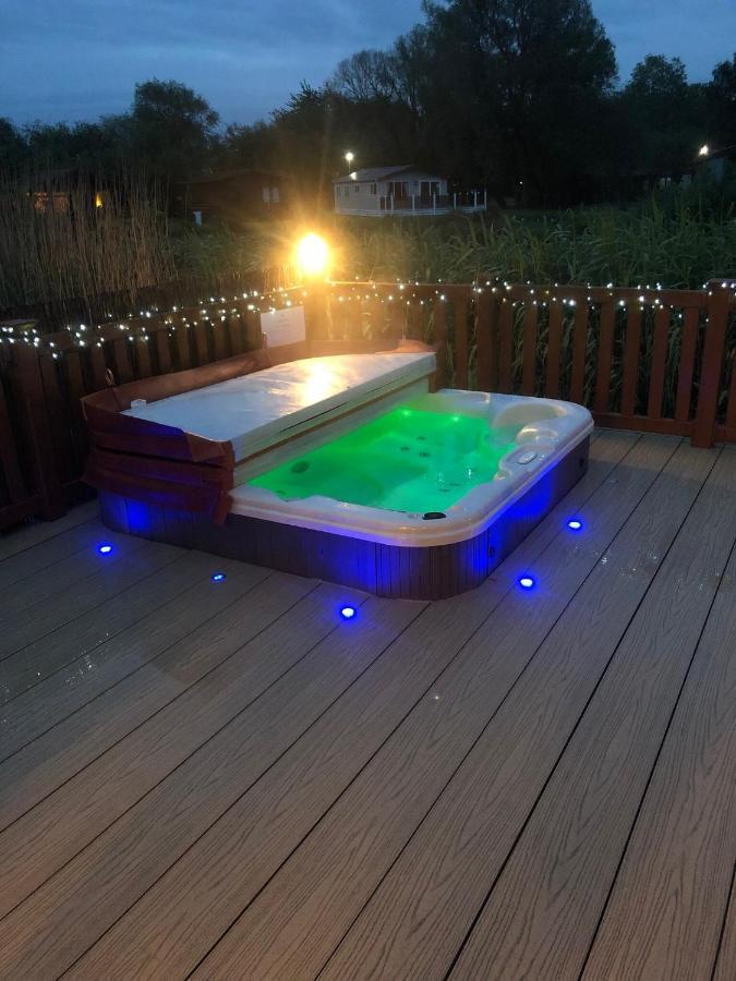 Luxury Lakeside Lodge L1 With Hot Tub Situated At Tattershall Lakes Country Park エクステリア 写真