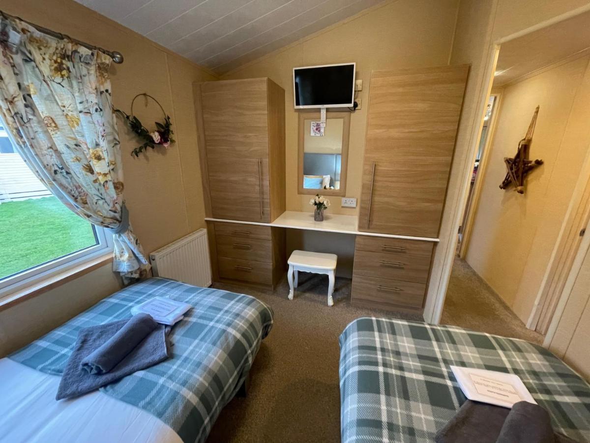 Luxury Lakeside Lodge L1 With Hot Tub Situated At Tattershall Lakes Country Park エクステリア 写真