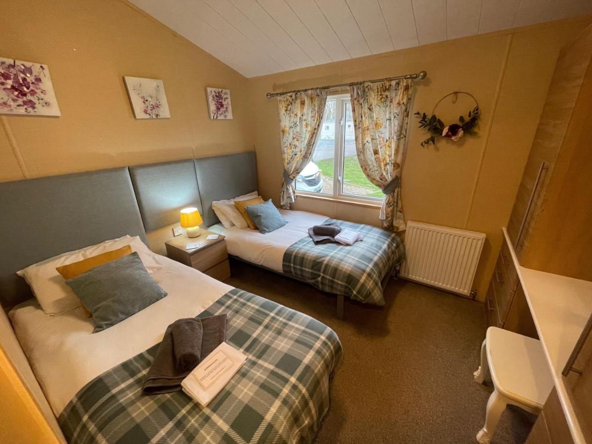 Luxury Lakeside Lodge L1 With Hot Tub Situated At Tattershall Lakes Country Park エクステリア 写真