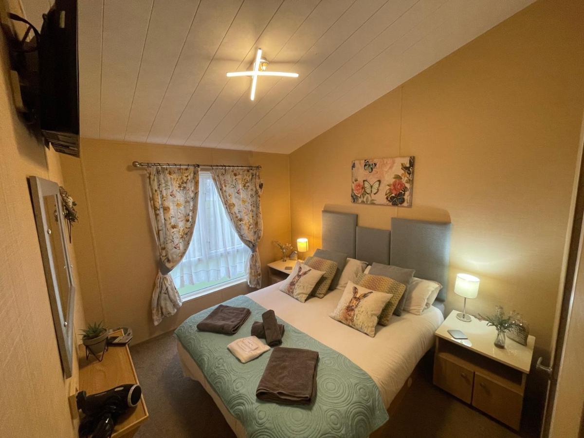 Luxury Lakeside Lodge L1 With Hot Tub Situated At Tattershall Lakes Country Park エクステリア 写真