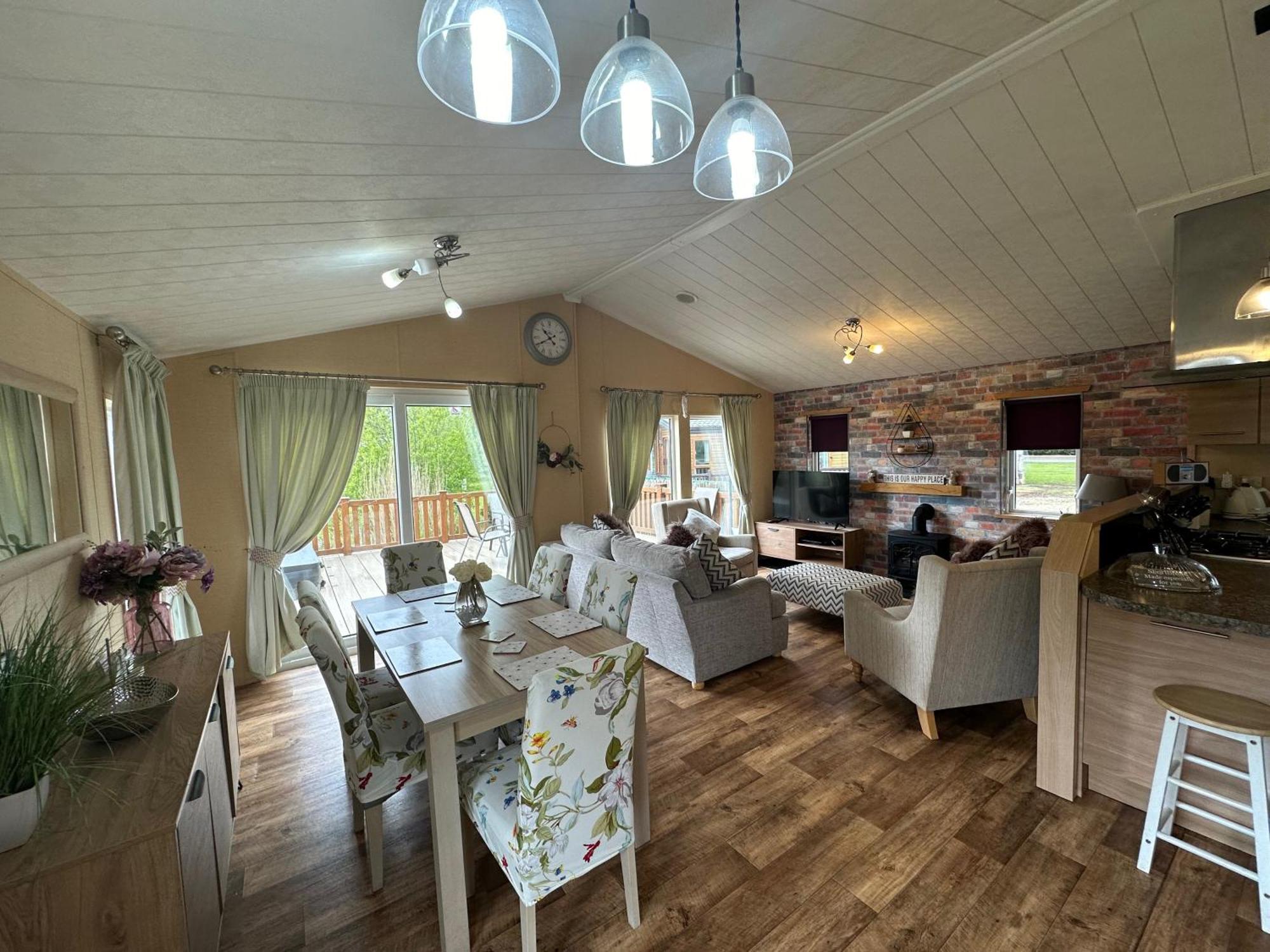 Luxury Lakeside Lodge L1 With Hot Tub Situated At Tattershall Lakes Country Park エクステリア 写真