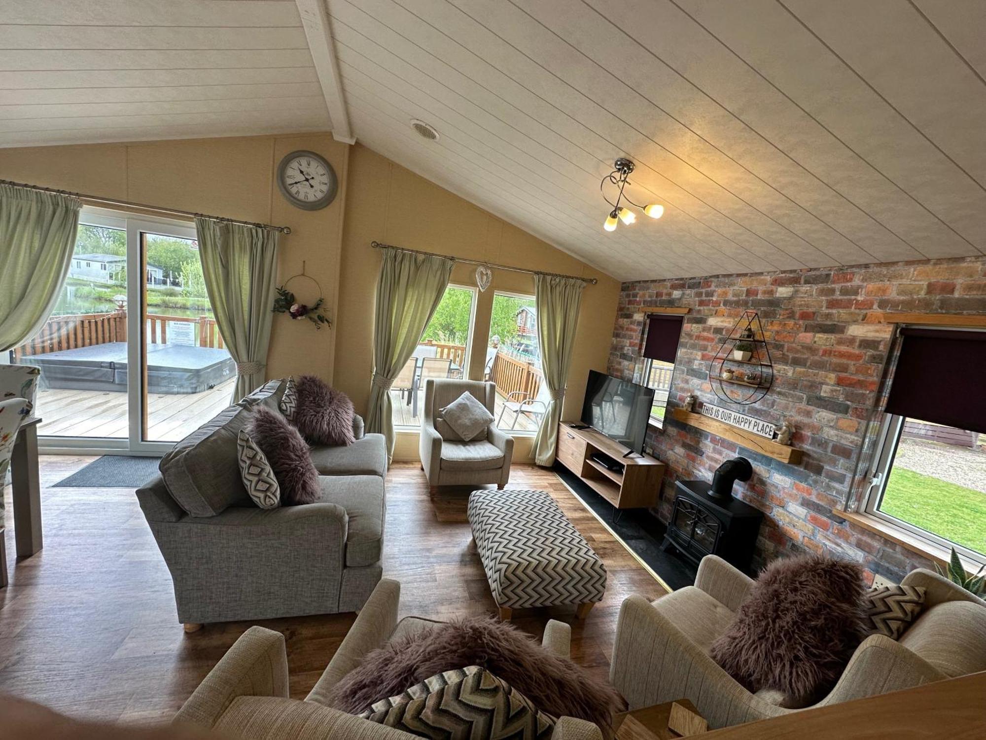 Luxury Lakeside Lodge L1 With Hot Tub Situated At Tattershall Lakes Country Park エクステリア 写真
